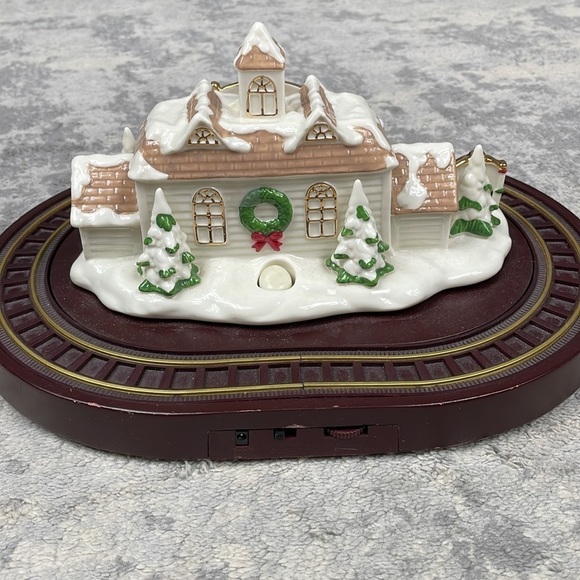 Vintage 2002 Avon Holiday Express North Pole Train Station Musical Christmas - Picture 7 of 12